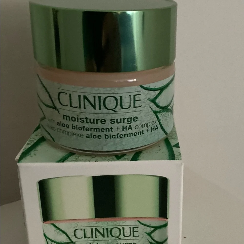 Clinique Moisture Surge 100h Auto
Replenishing Hydrator 1.7oz
Limited Edition - Picture 8 of 8